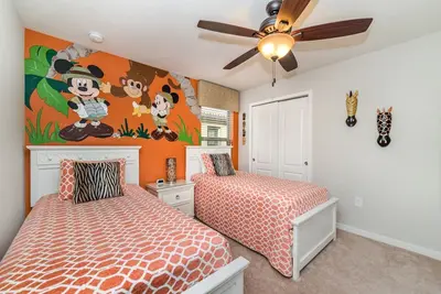 Image de Réservez dès maintenant pour les spéciaux, piscine privée / spa, salle de jeux, à quelques minutes de Disney, commodités gratuites!