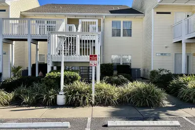 Image de # 9227 Une chambre, une salle de bain et des lits superposés avec \"Service de plage gratuit\"