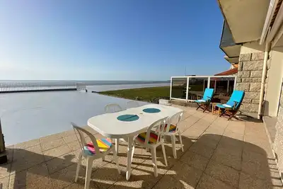 Image de Appartement en bord de mer avec terrasse et parking