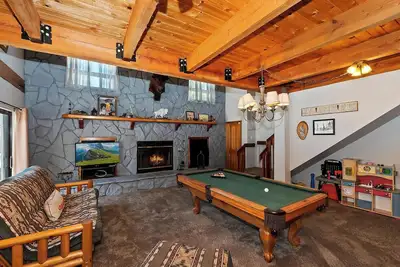 Image de Birds Nest: Marchez vers le lac! Table de billard! Jacuzzi! Bois Foyer! Télévision par câble! 13 personnes!