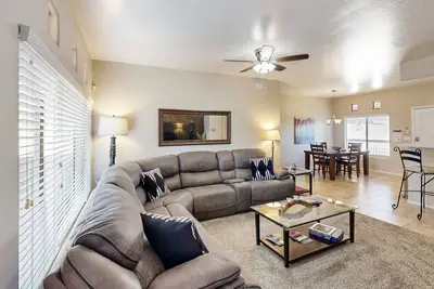 Image de Condo de villégiature avec piscine partagée, bain à remous et vue sur la montagne!