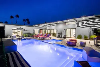 Image de Meilleur à Palm Springs • En vedette dans le séjour • 5 chambres et toutes les salles de bains privatives