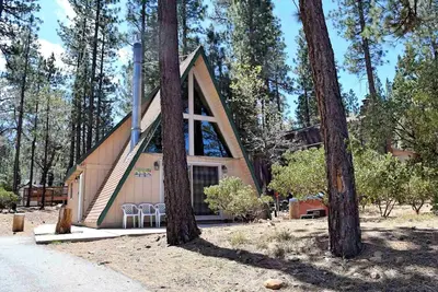 Image de Presque Sommet: Hot Tub! Près de Snow Summit! Wifi! Adorable! Grande cour! Télévision par câble! Cheminée!