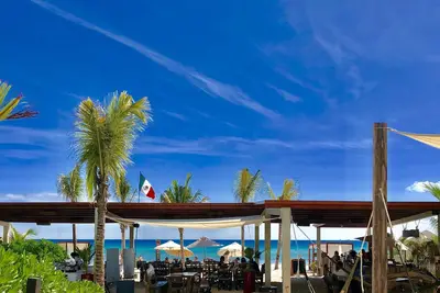 Image de Spacieuse et belle maison avec piscine privée et espace barbecue.