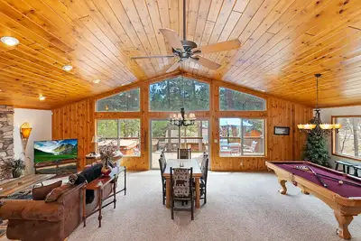 Image de Soirée Breeze: Luxe! Près du Village! Dog Friendly! Bain à remous extérieur! Table de billard! Un Barbecue! Wifi!