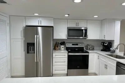 Image de \"Breakers East 903\" ~ Gulf Front 2br / 2ba ~ Remodelé 2017 ~ Installation de la plage Inclus! ! !