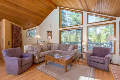 Image de 4 ch, emplacement calme avec un pont surplombant pour griller - Winn38