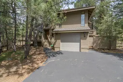 Image de Nouveau bain à remous privé, 8 forfaits Sharc illimités, navette de ski gratuite