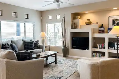 Image de Condo lumineux avec piscine partagée, bain à remous et superbes vues sur la montagne!