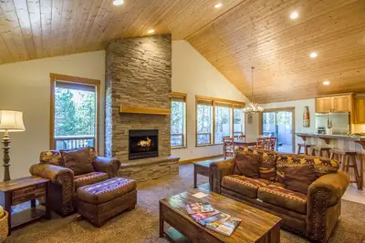 Image de Grande pièce ouverte avec foyer au gaz en pierre, laissez-passer Sharc gratuits - Cama16