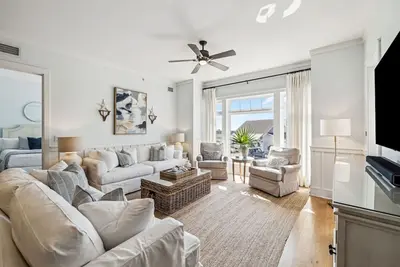 Image de Accès exécutif à la maison! Condo face au golfe avec vue sur la piscine communautaire!