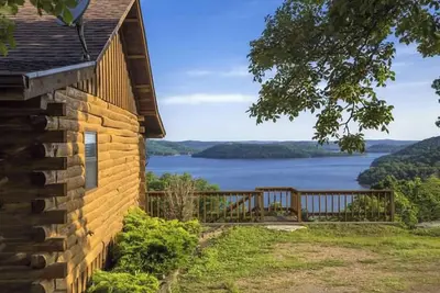 Image de Cabine Lake Shore sur le lac Beaver avec quai pour bateau et pont de bain
