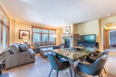 Image de Ski-in / Ski-out, Condo spacieux haut de gamme, blanchisserie privée, Wifi gratuit