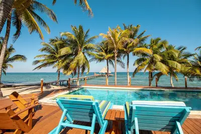 Image de Escapade romantique en bord de mer avec piscine partagée, vue sur l'océan et style contemporain