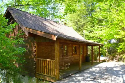 Image de Fièvre de la cabine} Animaux acceptés \\ Minutes à Pigeon Forge \\ Jacuzzi \\ Wifi