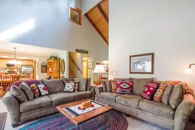 Image de Promenade à la rivière, grande terrasse, ping-pong, vélos, cuisine en granit, bain à remous- Virg04