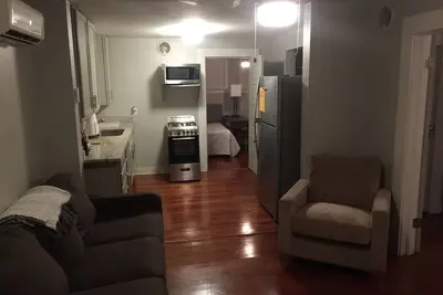 Image de Nouvellement rénové appartement niveau inférieur Midtown Réductions à long terme!