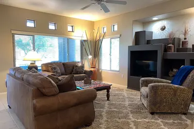 Image de Condo pour chiens, récemment rénové, avec piscine et bain à remous communs!