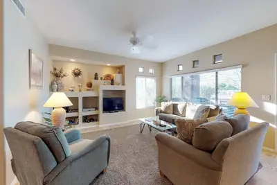 Image de Confortable condo récemment mis à jour avec piscine partagée et bain à remous!