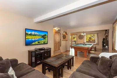 Image de Snow Creek: Spa! Fers à cheval! Un Barbecue! Table de billard! Marchez jusqu'au lac! L'Internet! Plate-forme! 4 chambres!