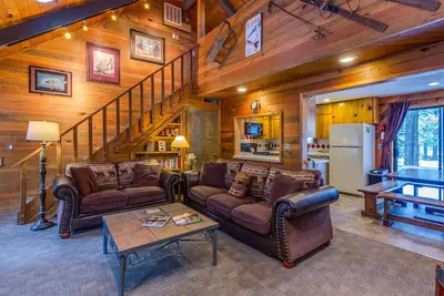 Image de Cabine avec 6 lits jumeaux construite dans le loft, foyer au bois et spa - Indi17