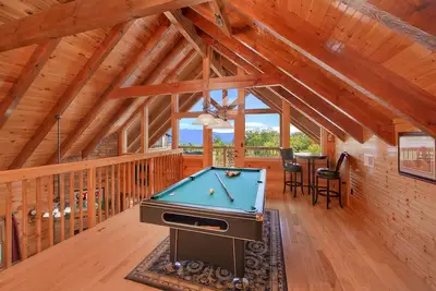 Image de Chalet de luxe avec 2 Master Suites, Salle de jeux, table de billard et bain à remous