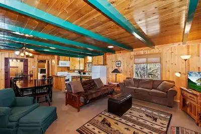 Image de Right At Home: La télévision par câble! Vues sur la Montagne! Pont couvert! Cour! Animaux acceptés! Cute & Cozy!