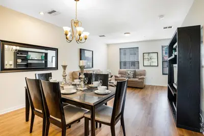 Image de Marque nouvelle maison de ville de 3 étages au Vista Cay Resort, à proximité d'un supermarché