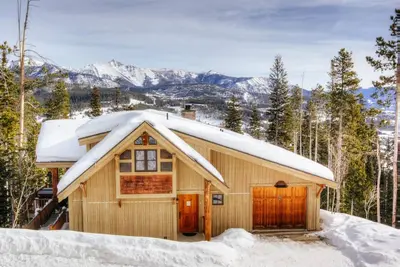 Skis aux pieds maison de 3 chambres avec vue panoramique sur la montagne et un décor de montagne élégant