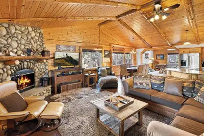 Image de Eagle Mountain Lodge: cabane en rondins de luxe 5 étoiles! Central Ac! Très bien situé! Table de billard! Bbq au propane!