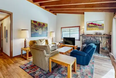 Image de Confortable condo familial w / piscine partagée, bain à remous, et tennis - belles vues sur le lac!