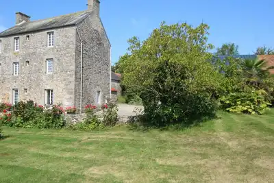 Image de Maison en pierre avec jardin clos, 3 chambres, proche de La Hague, poĂŞle Ă bois, Wifi, terrasse.