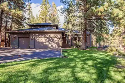 Image de Tables de ping-pong, bain à remous, cheminée, beau grand pont privé - Cypr10