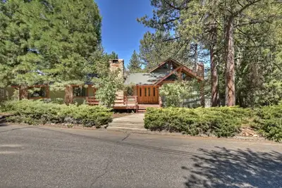 Image de Crystal Lake Inn: table de billard! Baby-foot! Air Hockey! Télévision par câble! Master Suite! Plate-forme! Un Barbecue!