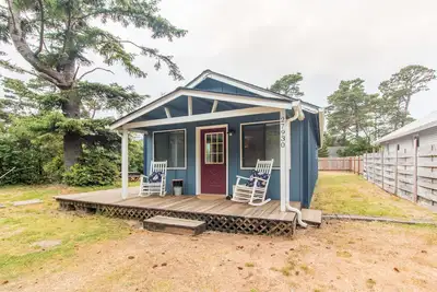 Image de The Lazy Dragon # 147 - Mignonne cabane classique, promenade à la plage, cour arrière amusante.