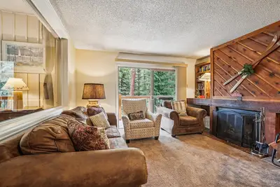 Image de Marchez jusqu'à la rue principale ou sautez sur la navette gratuite à l'extérieur de l'accès aux pistes et au bain à remous