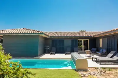 Image de Grande Villa avec piscine chauffée à prox. des plages et montagne