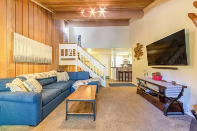 Image de Condo Summit nouvellement meublé, Walk to Eagle # 404