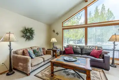 Image de 3 chambres, 10 couchages, bain à remous, 5 télévisions, cuisinière à gaz, barbecue à gaz, salle Bonus - Yelp39