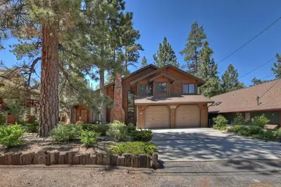 Image de Amazing Grace: Marchez vers le lac! Spa! Table de billard! Immense cuisine! Belle arrière! Un Barbecue!