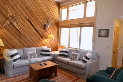 Image de Étonnante Ski In / Ski Out, 2 lits / 2. 5 salles de bains Cedars Townhome- distance de marche de la rue principale