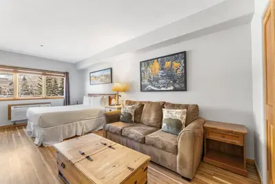 Image de Cozy Studio Condo, à quelques minutes des pistes de ski, Wifi gratuit