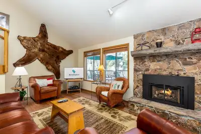 Image de À pied du parcours de golf Woodlands, foyer au gaz, 3 chambres, bain à remous - Nine10