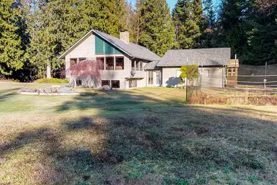 Maison paisible et familiale dans prairie privée avec cheminée à bois!