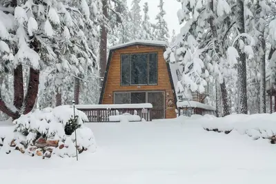Image de Cowboy Chic: Table de billard! Bain à remous extérieur! Cheminée à bois! Wifi! Câble! Un Barbecue! Grande cour!