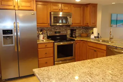 Image de \"Breakers East 703\" ~ Gulf Front 2br / 2ba ~ Condo remodelé ~ Installation de plage inclus! !