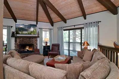 Image de Maple Bear: Marche pour Snow Summit! Jacuzzi! Table de billard! Air Hockey! Internet! Conviviale et familiale!