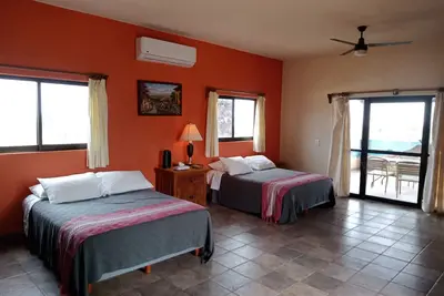 Image de Grande chambre n ° 1 avec deux lits queen