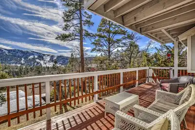 Image de Gentle Grizzly Getaway: Incroyable vue sur la pente de ski de Bear Mtn! Bain à remous extérieur! L'Internet!