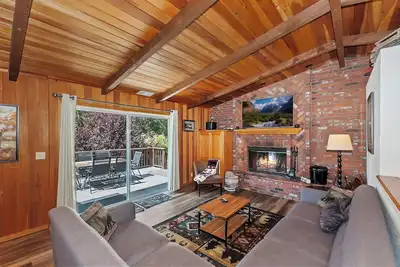 Image de Bear Creek: Spa! Salle de jeux! Cour! Près de Bear Mtn! Cheminées! Décor de cabine! Bbq gourmand!